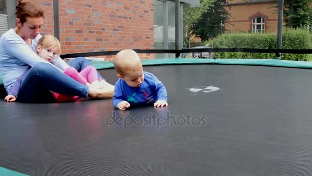 Familia en un trampolín . — Vídeo de stock