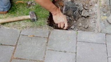 Çalışan yer döşeme döşeme için hazırlar