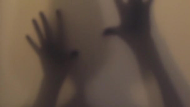 Adegan Horror Movie Dengan Tangan dan Kepala Perempuan, dan Bayangan Menakutkan pada Jendela Kaca di Pintu — Stok Video