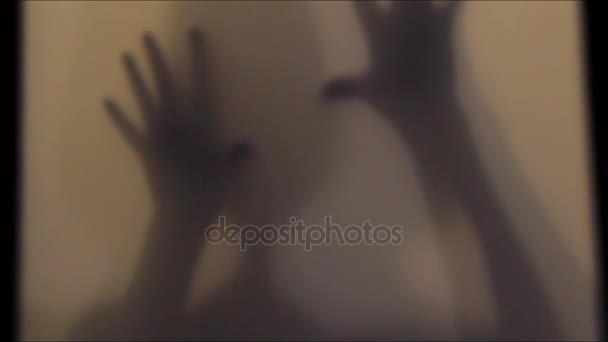 Horrorfilmszene mit weiblicher Hand und Kopf und gespenstischen Schatten auf dem Glasfenster an der Tür — Stockvideo