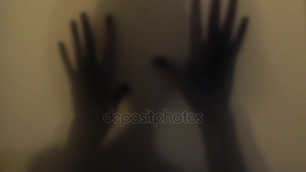 Horror film jelenet a női kéz és a fej és a kísérteties árnyékok az ajtóban üvegablak — Stock videók