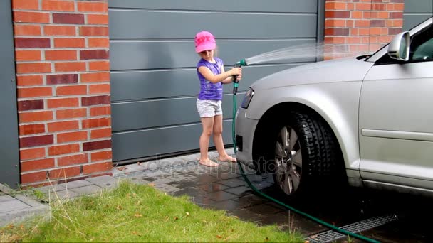 Meisje helpt bij het wassen van de auto — Stockvideo