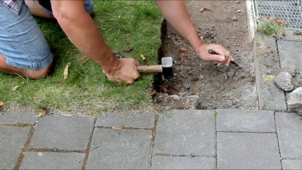 Trabajador prepara lugar para la colocación de losas de pavimentación de hormigón — Vídeo de stock