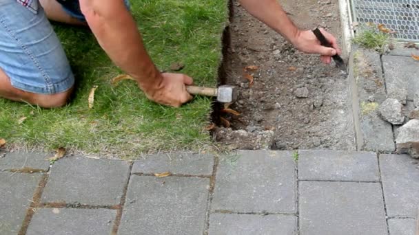 Працівник готує місце для укладання бетонних тротуарних плит — стокове відео