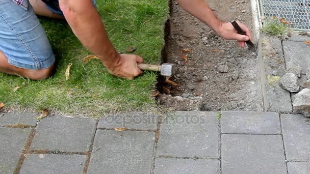 Arbeiter bereitet Platz für Verlegung von Betonpflasterplatten vor — Stockvideo