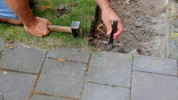 Travailleur prépare lieu pour la pose de dalles de pavage de béton — Video