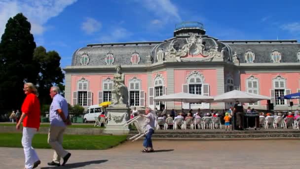 Turisté i místní poblíž Benrath Palace — Stock video