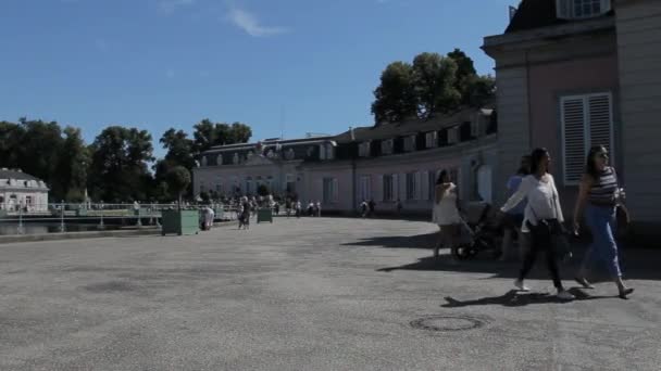 Touristen und Einheimische in der Nähe von Schloss Benrath — Stockvideo