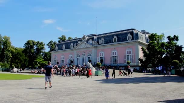 Turistas y lugareños cerca del Palacio de Benrath — Vídeo de stock