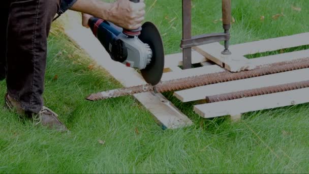 Corte de metal con amoladora angular y un montón de chispas — Vídeo de stock