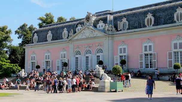 Turişti şi localnici lângă Palatul Benrath din Dusseldorf, Germania — Videoclip de stoc