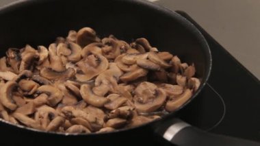 Elektrikli soba üzerinde mantar ile kızartma tavası