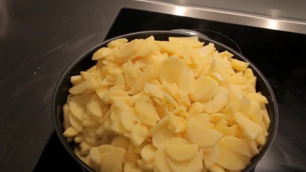 Potatis på stekt Pan på elspis — Stockvideo