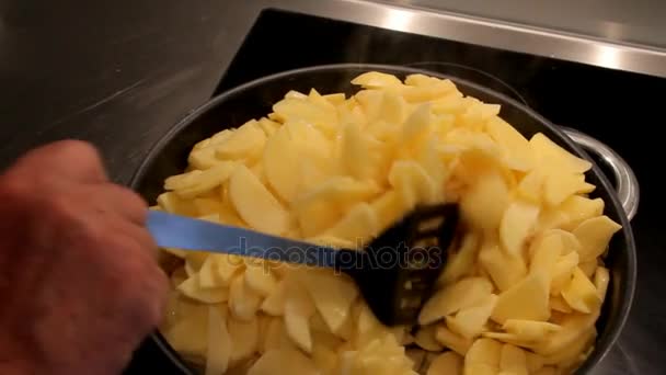 Männliche Hand mischt Kartoffeln auf Bratpfanne — Stockvideo