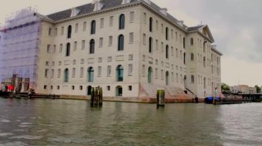 Ulusal Denizcilik Müzesi, bulutlu gün Amsterdam'da. Amstel Nehri. Tekne yelken