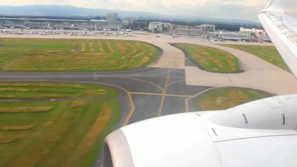 Landende vliegtuigen op het vliegveld van Frankfurt am Main — Stockvideo