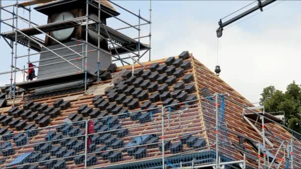 Geri yüklenen evin çatısına kiremit kaldırma üzerinde çalışma vinç — Stok video