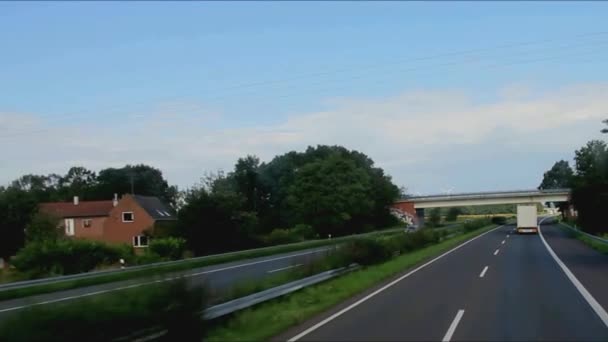 Ветрогенераторы на обочине шоссе — стоковое видео