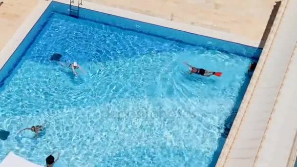 Туристы отдыхают у бассейна — стоковое видео