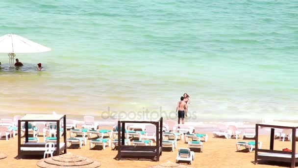 Jong koppel maken foto voor geheugen op dode zee strand — Stockvideo
