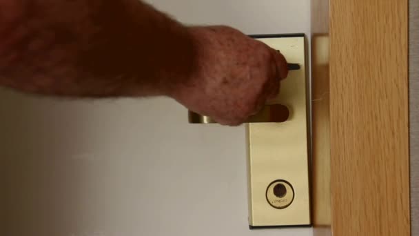 Muž otevře dveře v hotelovém pokoji s pomocí magnetických karet — Stock video