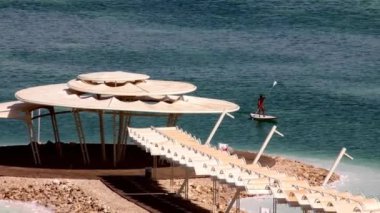 Adam yönetim kurulu Stand up için Dead Sea, kürek çekmeye