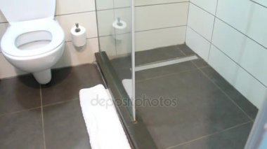 Tuvalet ve duş odasında Modern otel