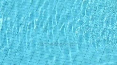 Güzel mavi Yüzme Havuzu su yüzey yenileme