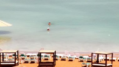 Ölü Deniz plajda dinlenebilir bölge