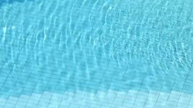 Güzel mavi Yüzme Havuzu su yüzey yenileme