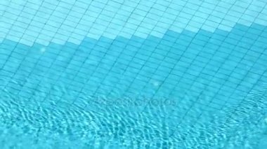 Güzel mavi Yüzme Havuzu su yüzey yenileme