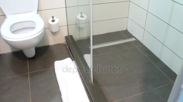Cuarto de baño y ducha en el moderno hotel — Vídeo de stock