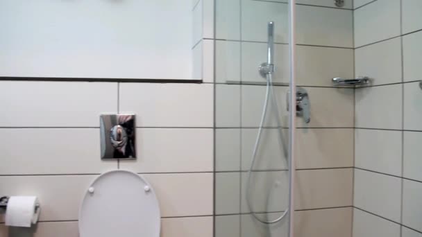 Toaleta i prysznic pokój w hotelu — Wideo stockowe
