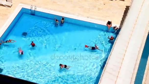 Toeristen ontspannen bij zwembad — Stockvideo