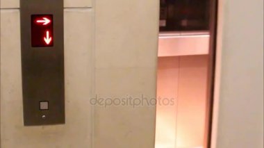 Asansör dışında dijital ekran