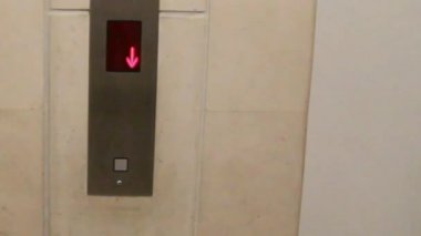 Asansör dışında dijital ekran