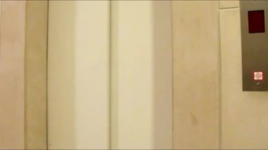 Asansör dışında dijital ekran