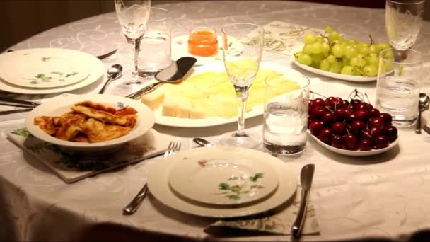 Mesa Festively Laid com queijos duros, cereja vermelha, e uvas verdes — Vídeo de Stock