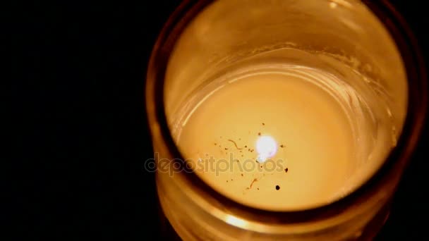 Горящая свеча в стеклянном пикапе — стоковое видео