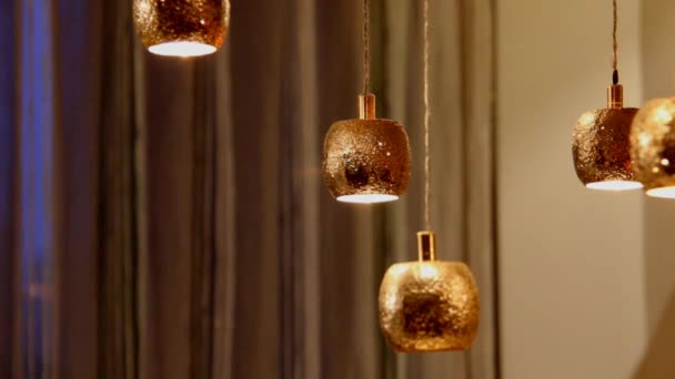 Інтер'єр залу з Золотий колір невеликі світильники — стокове відео