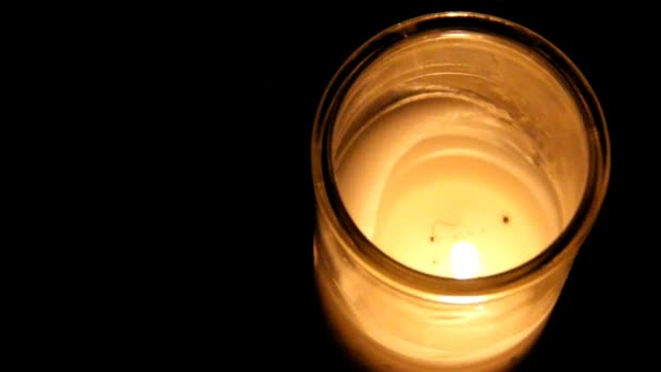 Palącej się świecy w zlewce szklanej — Wideo stockowe