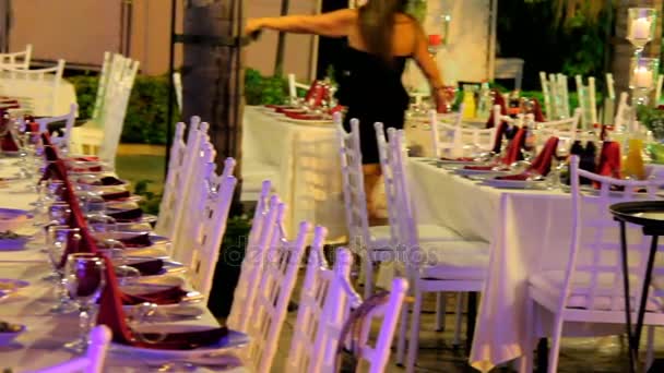 Preparação de mesas de banquetes para uma festa de casamento de tradições judaicas — Vídeo de Stock