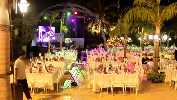Preparação de mesas de banquete para uma festa de casamento — Vídeo de Stock