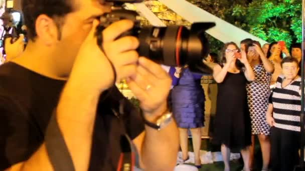 Fotógrafos y operadores de vídeo sobre la boda judía tradicional — Vídeos de Stock