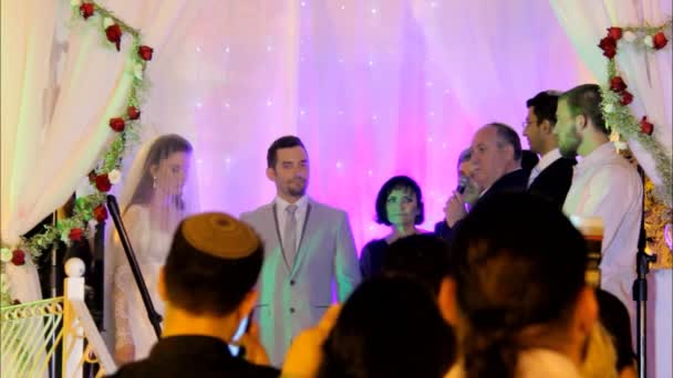 犹太传统婚礼仪式在棚下 — 图库视频影像
