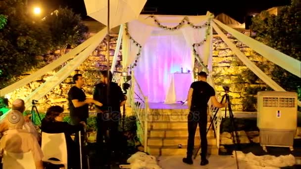 Fotografi e operatori video si stanno preparando per un matrimonio ebraico tradizionale — Video Stock