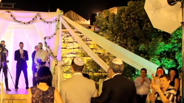 Groom, acompanhado por seus pais, vai para o Chuppah — Vídeo de Stock