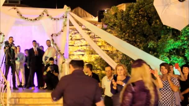 Sposo, accompagnato dai suoi genitori, va al Chuppah — Video Stock