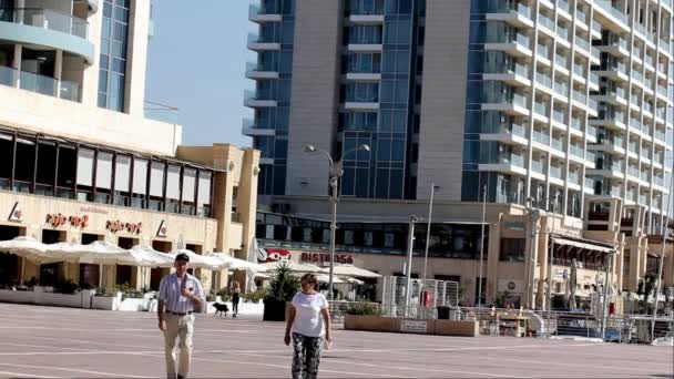 Pareja de ancianos en Main Square en Herzliya Cerca de Yacht Marina. Israel — Vídeos de Stock