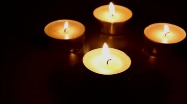 Koyu ahşap masa arka planda yansıma ile mumlar yanan portre